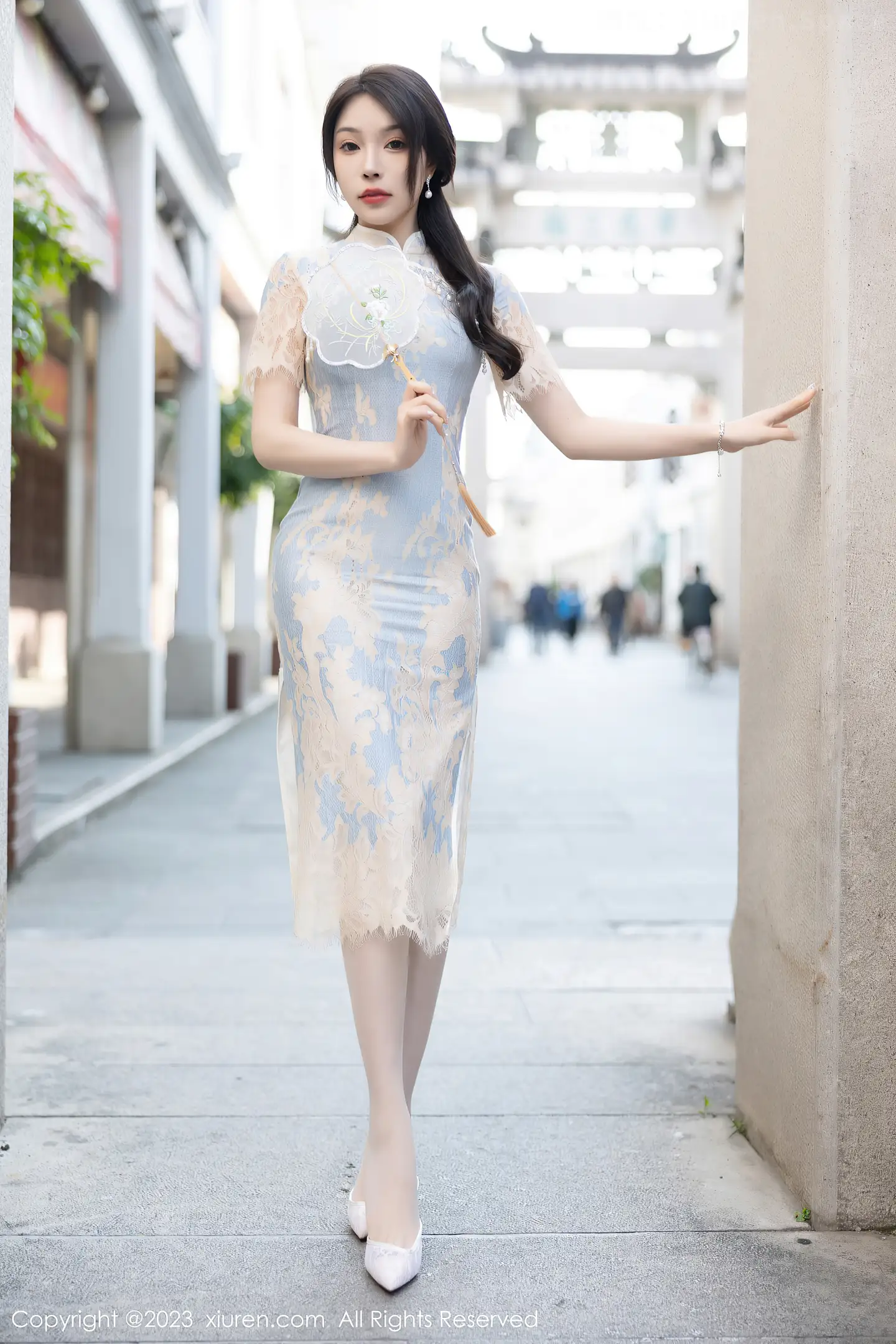 图片[5]-[XiuRen秀人网]2023.03.17 VOL.6434 徐莉芝Booty 白色蕾丝旗袍与透视情趣内衣加肉丝美腿性感私房写真集-秀人网官方网站